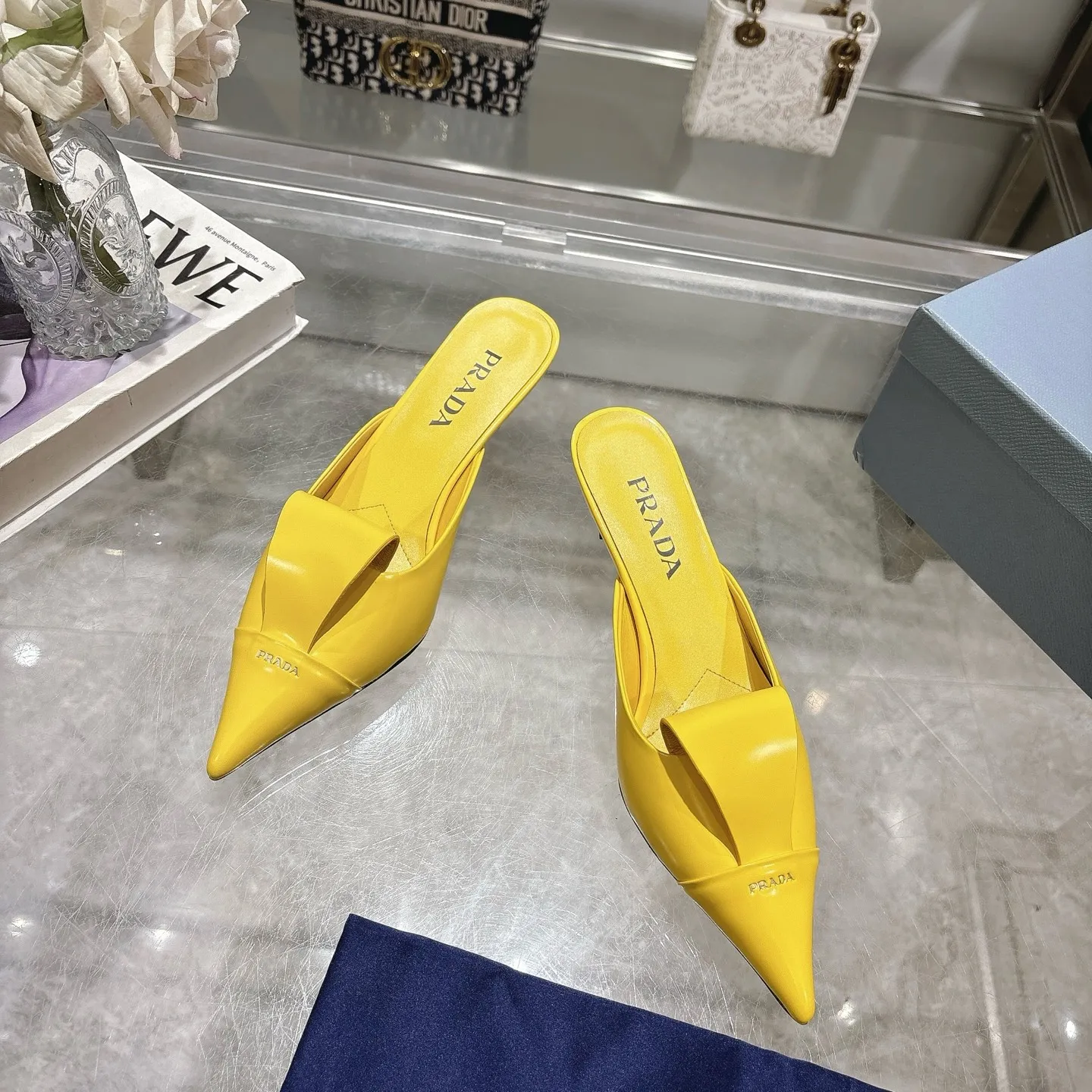 👟👟Ex-factory price 540👟👟 PRADA* Prada 25ss spring and summer new Mary Jane pointed-toe high-heeled shoes fashion shoes. Purchased from the original version and developed 1:1, perfect details, comfortable on the feet, can be matched with beautiful spring and summer clothes, exquisite and durable 🤩 ✔Upper: original open edge beaded cowhide ✔Inner lining: sheepskin ✔Outsole: Italian leather outsole ✔Heel height: 5.5cm, 7.5cm ✔Number of yards: 35-40 (41 can be customized and non-refundable) ✔Packaging: original full set of packaging